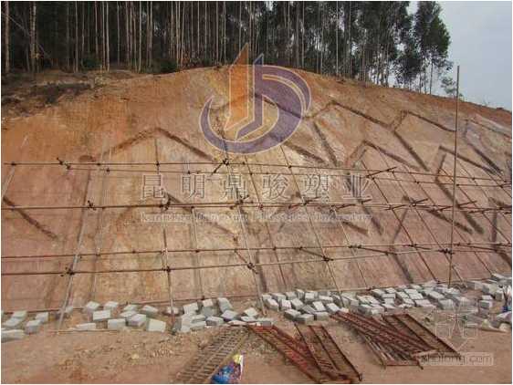 人字型截水骨架塑料模板開(kāi)槽放線現(xiàn)場(chǎng)