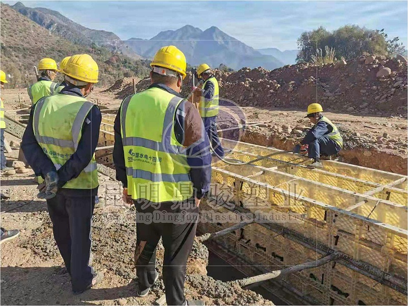 現(xiàn)澆水溝塑料模板1