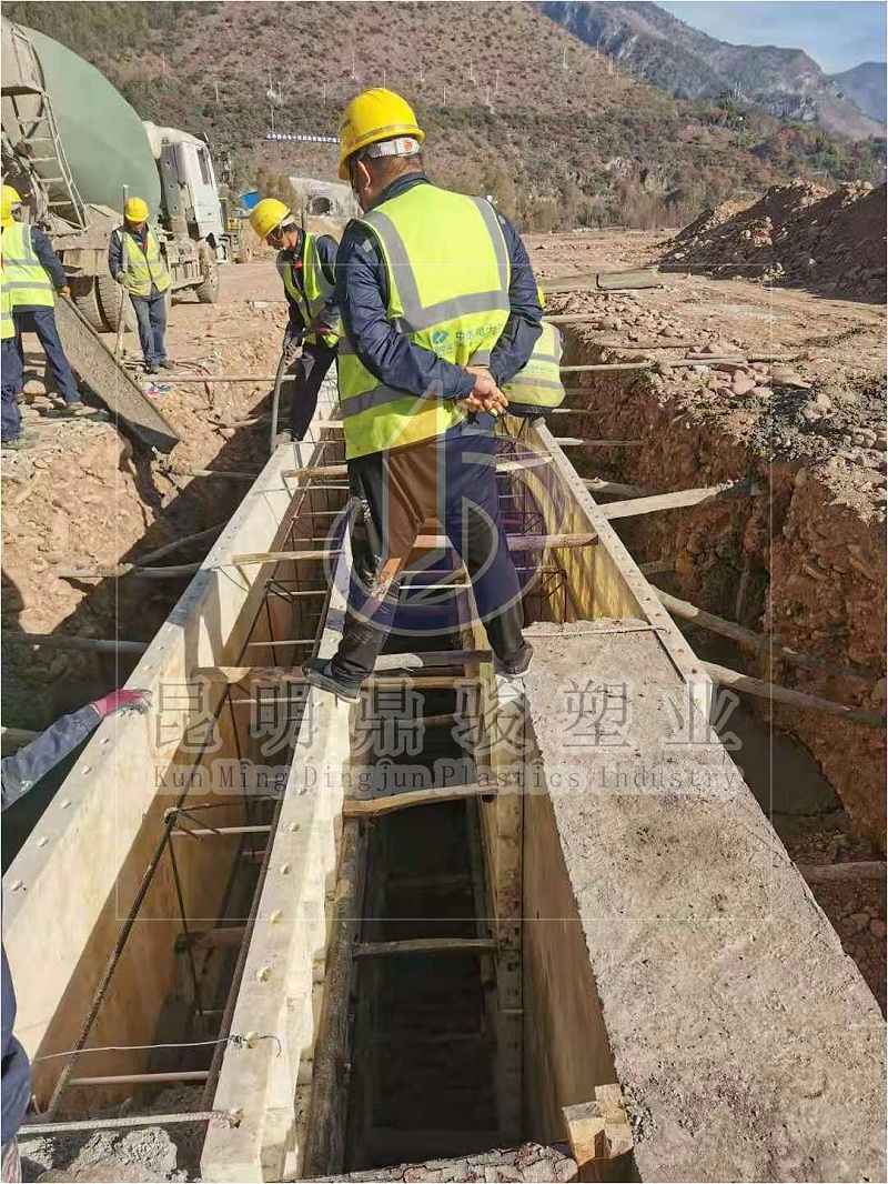 現(xiàn)澆水溝塑料模板2