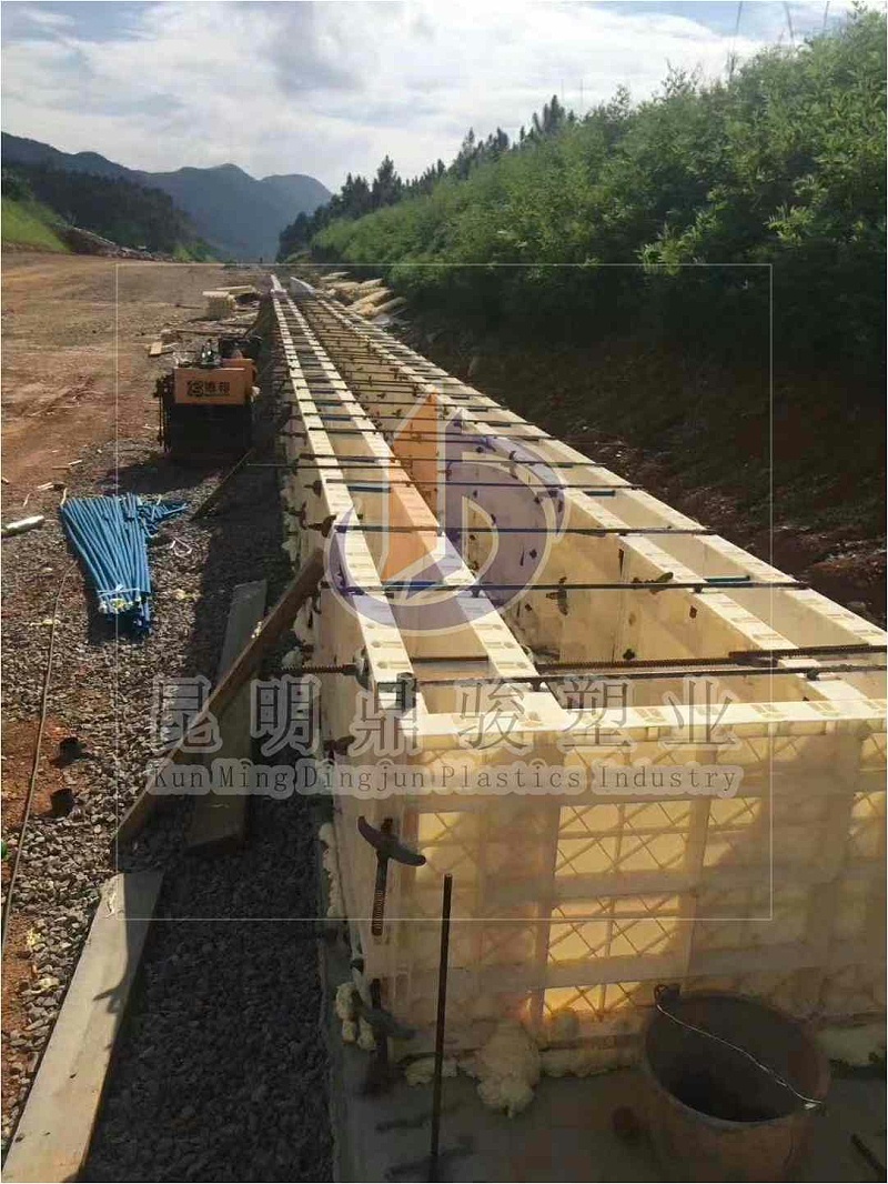 現(xiàn)澆水溝塑料模板3