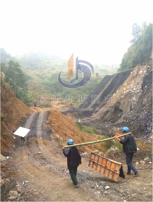 擋土墻模板運(yùn)用現(xiàn)場3_1