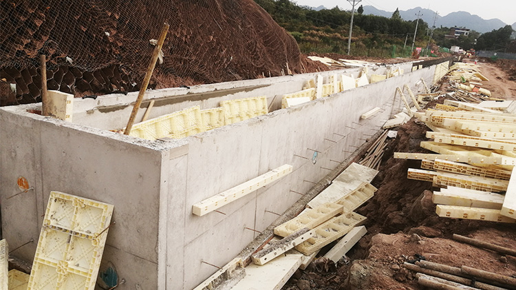 塑料模具主要性能要求鼎駿邊坡塑料模板小編告訴你