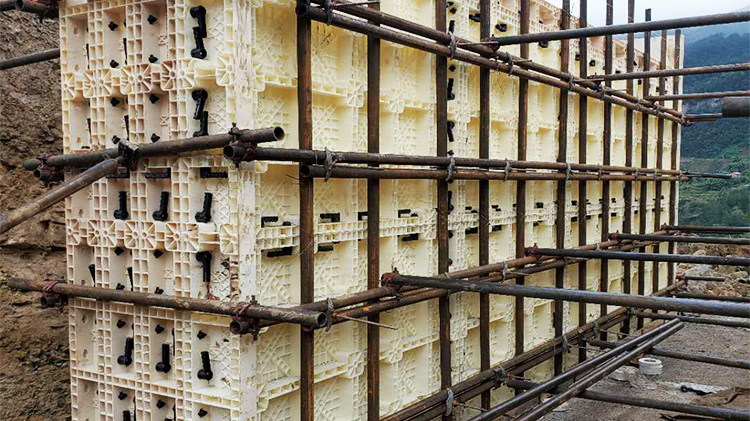 平面塑料模板優(yōu)點是什么?鼎駿塑料模板小編為你解答