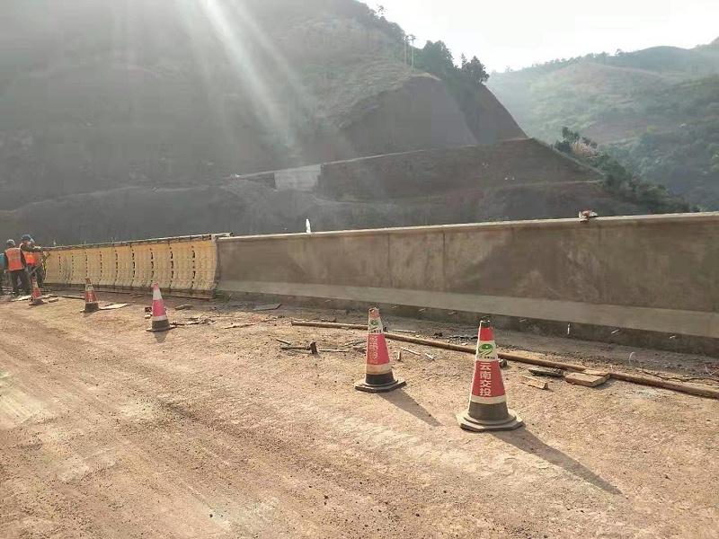 防撞墻模板 (2) 防撞墻模板 (2)